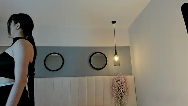 chelsea bolton  online show from April 14, 2026, 12:11 pm