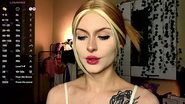 Emily  Mooree online show from November 11, 2025, 3:28 am