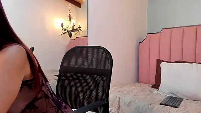 Snapshot of KarenSims chatting on December 17, 2025, 10:10 am KarenSims online show from December 17, 2025, 10:10 am