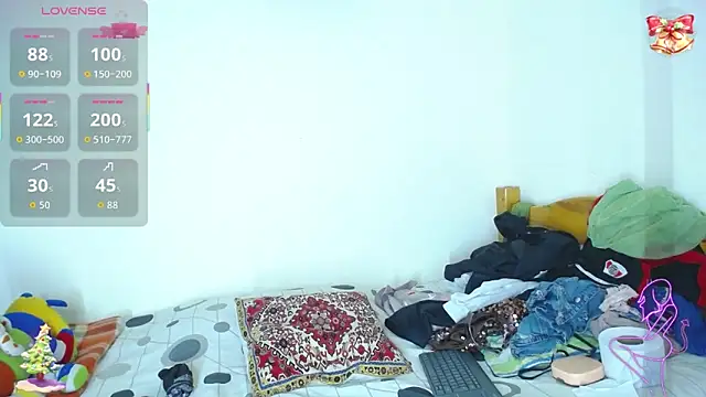 Snapshot of boysLittle chatting on December 4, 2025, 8:28 pm boysLittle online show from December 4, 2025, 8:28 pm