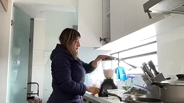 LunaBeya online show from April 19, 2026, 6:21 pm