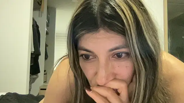 LunaBeya online show from April 20, 2026, 10:33 pm