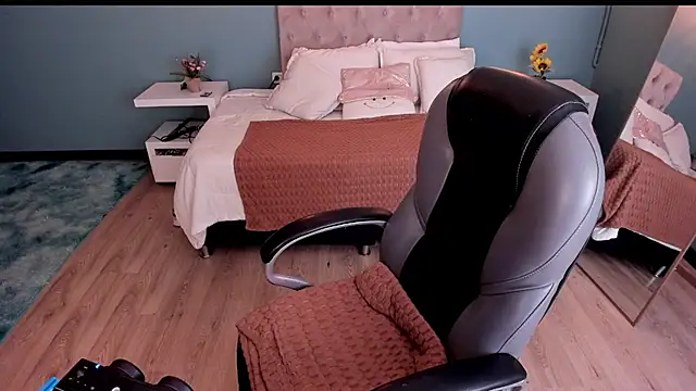  Daniela hot 1 online show from November 19, 2025, 3:50 am