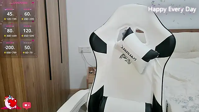 Snapshot of SlewVirus chatting on October 20, 2025, 4:40 pm SlewVirus online show from October 20, 2025, 4:40 pm