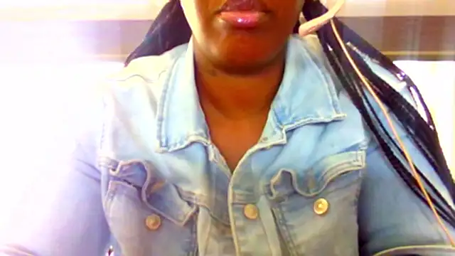 chocolatechipkukky85 online show from April 15, 2026, 7:32 pm