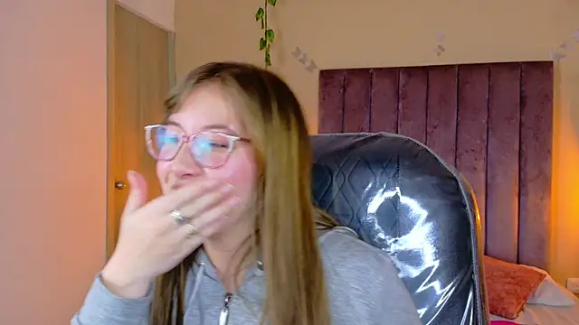 Dahlia Rousse online show from April 10, 2026, 5:56 am