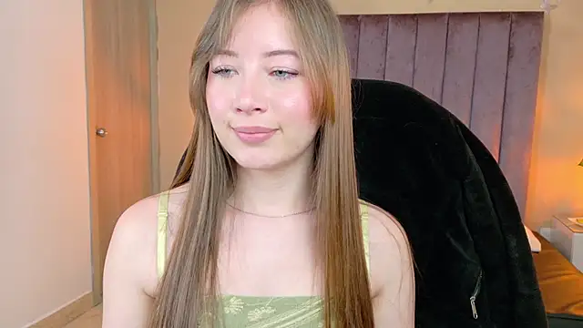 Snapshot of Dahlia_Rousse chatting on May 19, 2026, 5:03 am Dahlia Rousse online show from May 19, 2026, 5:03 am
