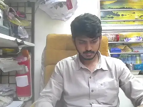 cute modell online show from March 6, 2026, 12:45 pm