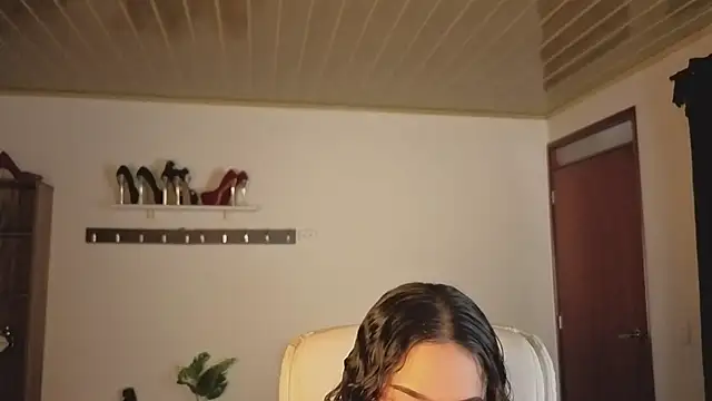 Renaxi Smith online show from December 3, 2025, 7:56 pm