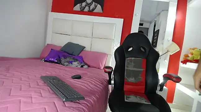 KIM DUVANG online show from February 5, 2025, 1:26 am