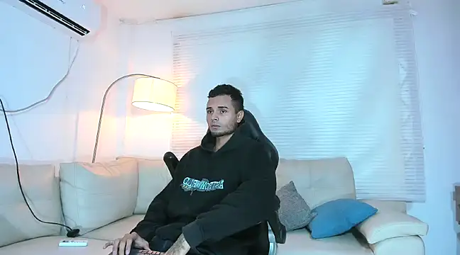 KIM DUVANG online show from February 6, 2025, 2:22 am