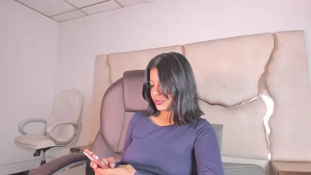 Salmaportman69 online show from May 13, 2026, 2:31 am