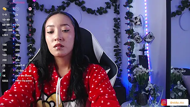 victoria ricci a online show from October 8, 2025, 4:32 am