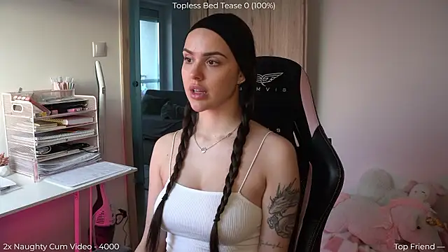 Snapshot of NaomiiMoon chatting on March 15, 2026, 4:24 pm NaomiiMoon online show from March 15, 2026, 4:24 pm