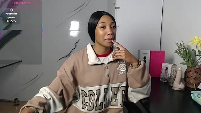 esmeralda-bk online show from October 1, 2025, 10:38 pm