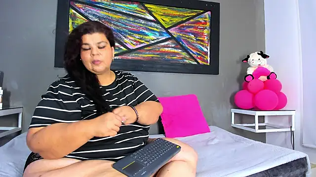 Charlotte curvy  online show from February 18, 2026, 8:05 pm