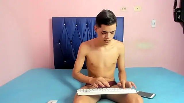 Latinos 2001 online show from October 10, 2025, 5:56 pm