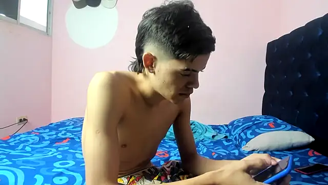 Latinos 2001 online show from March 12, 2026, 12:33 pm