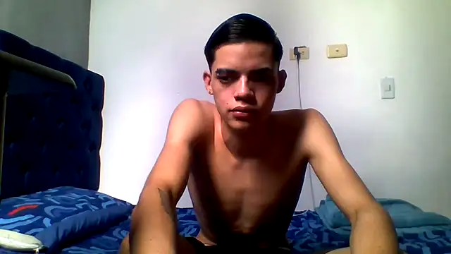 Snapshot of Latinos_2001 chatting on May 23, 2026, 2:21 pm Latinos 2001 online show from May 23, 2026, 2:21 pm