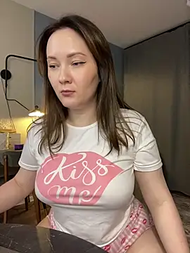 Kiss My Body online show from September 22, 2025, 4:42 pm