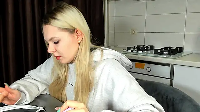 Snapshot of SynnoveEyre chatting on February 17, 2025, 2:37 pm SynnoveEyre online show from February 17, 2025, 2:37 pm