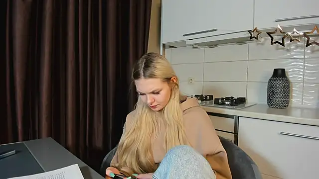 Snapshot of SynnoveEyre chatting on February 21, 2025, 2:48 pm SynnoveEyre online show from February 21, 2025, 2:48 pm