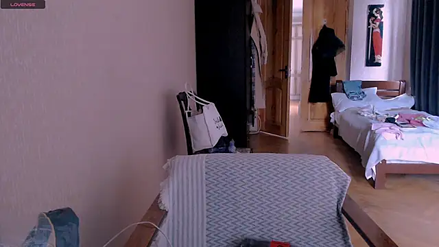 Snapshot of _Roselina_ chatting on March 19, 2025, 6:14 am Roselina online show from March 19, 2025, 6:14 am