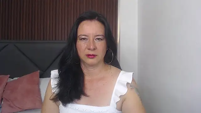 emmily taylor  online show from February 1, 2025, 7:02 pm