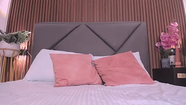 emmily taylor  online show from February 6, 2025, 10:53 pm