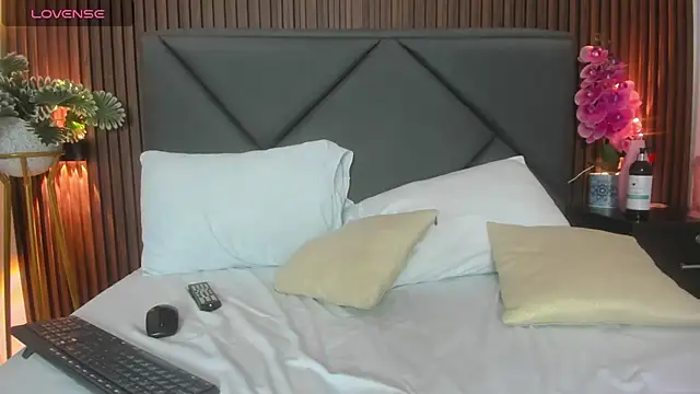 emmily taylor  online show from March 8, 2025, 10:02 pm