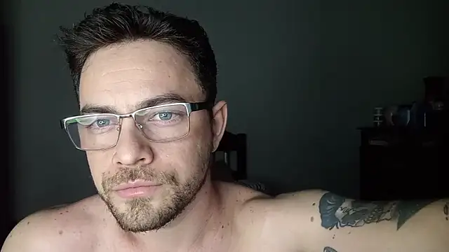 Snapshot of Dyllan__ chatting on June 17, 2026, 12:57 am Dyllan online show from June 17, 2026, 12:57 am
