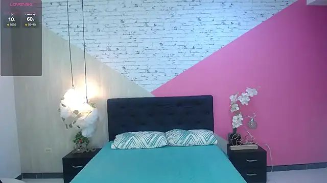 miss honey01 online show from October 5, 2025, 11:41 am