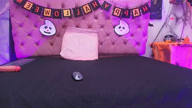 Auroraa miller online show from October 30, 2025, 11:55 am