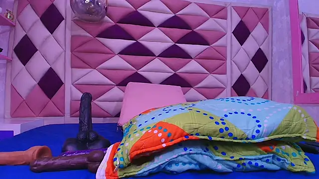 Auroraa miller online show from November 9, 2025, 12:03 pm