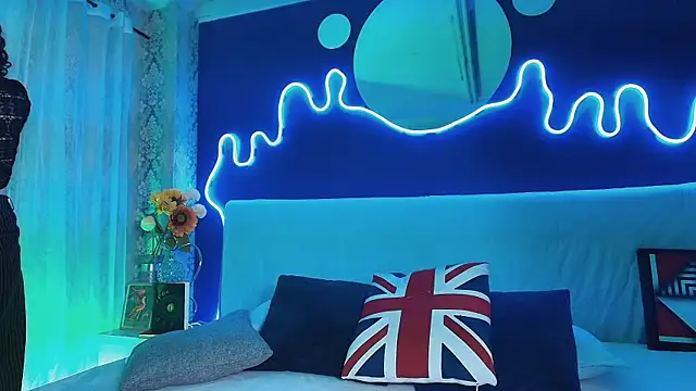 JeanneSabatier online show from April 20, 2026, 7:48 pm