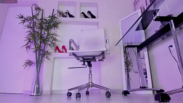 hannah howeell   online show from April 6, 2026, 9:54 am