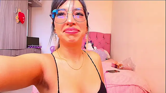 Snapshot of MiaFlamesxxx chatting on April 2, 2026, 3:31 pm MiaFlamesxxx online show from April 2, 2026, 3:31 pm