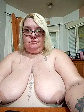 diosacurvy1984 online show from April 17, 2026, 7:22 am