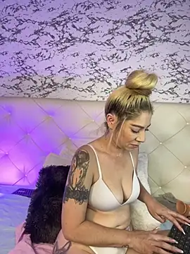 viktoria davis  online show from February 18, 2025, 9:42 pm