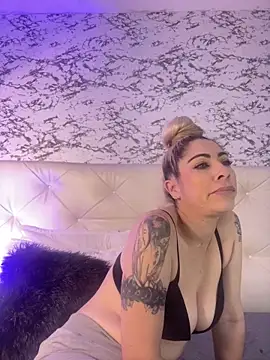 viktoria davis  online show from February 25, 2025, 9:57 pm