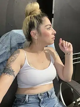 viktoria davis  online show from March 14, 2025, 2:10 am