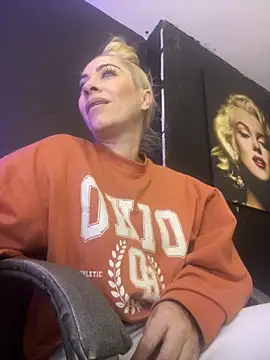 viktoria davis  online show from October 9, 2025, 11:47 pm