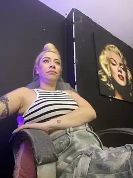 viktoria davis  online show from October 17, 2025, 11:51 pm