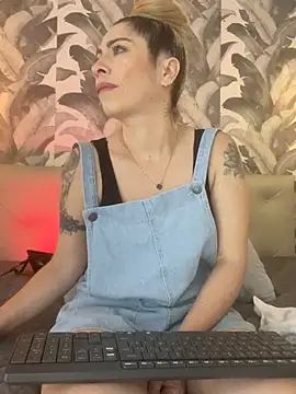 viktoria davis  online show from April 21, 2026, 1:42 am