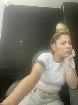 viktoria davis  online show from April 22, 2026, 10:55 pm