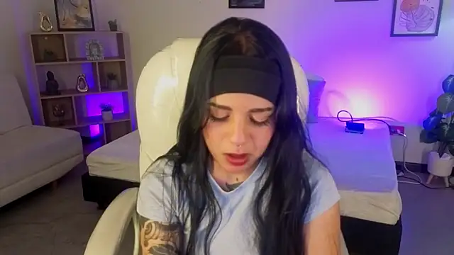 Nicole Foxx  online show from October 20, 2025, 7:47 pm