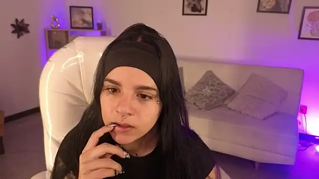 Nicole Foxx  online show from November 20, 2025, 7:13 pm