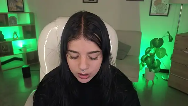 Nicole Foxx  online show from November 24, 2025, 7:24 pm