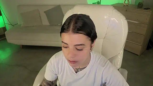 Nicole Foxx  online show from December 13, 2025, 7:53 pm