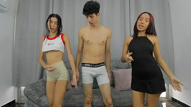 hotlittleones18 online show from January 22, 2025, 5:28 pm